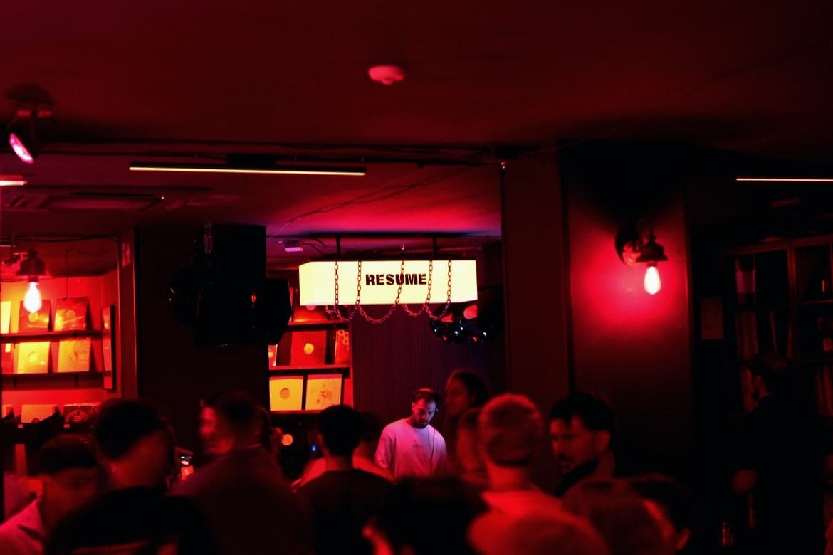 Resume: tienda de discos de día, club de noche en Ruzafa