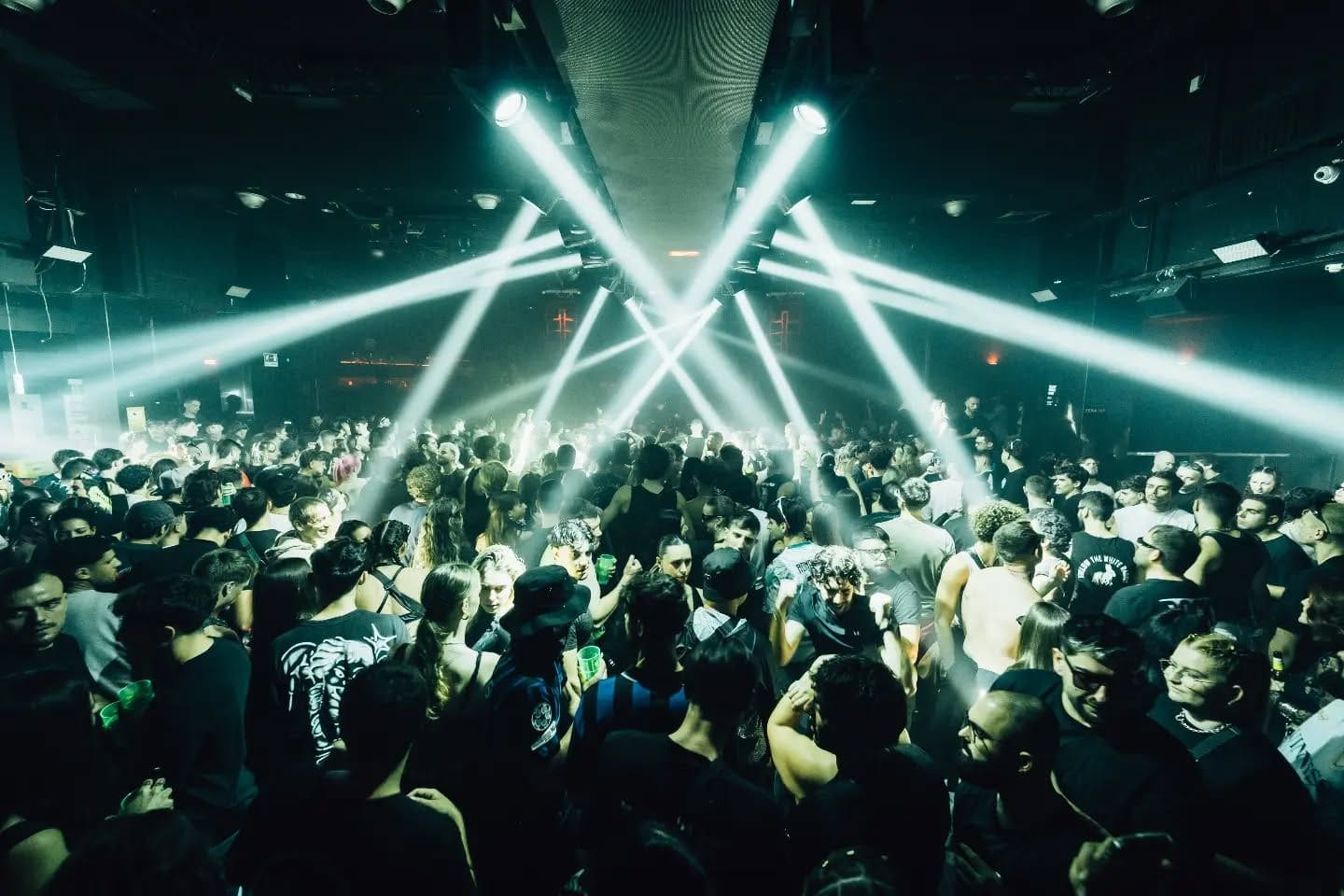 Spook Club: cómo llegar a Pinedo, qué techno suena y por qué existe desde 1984