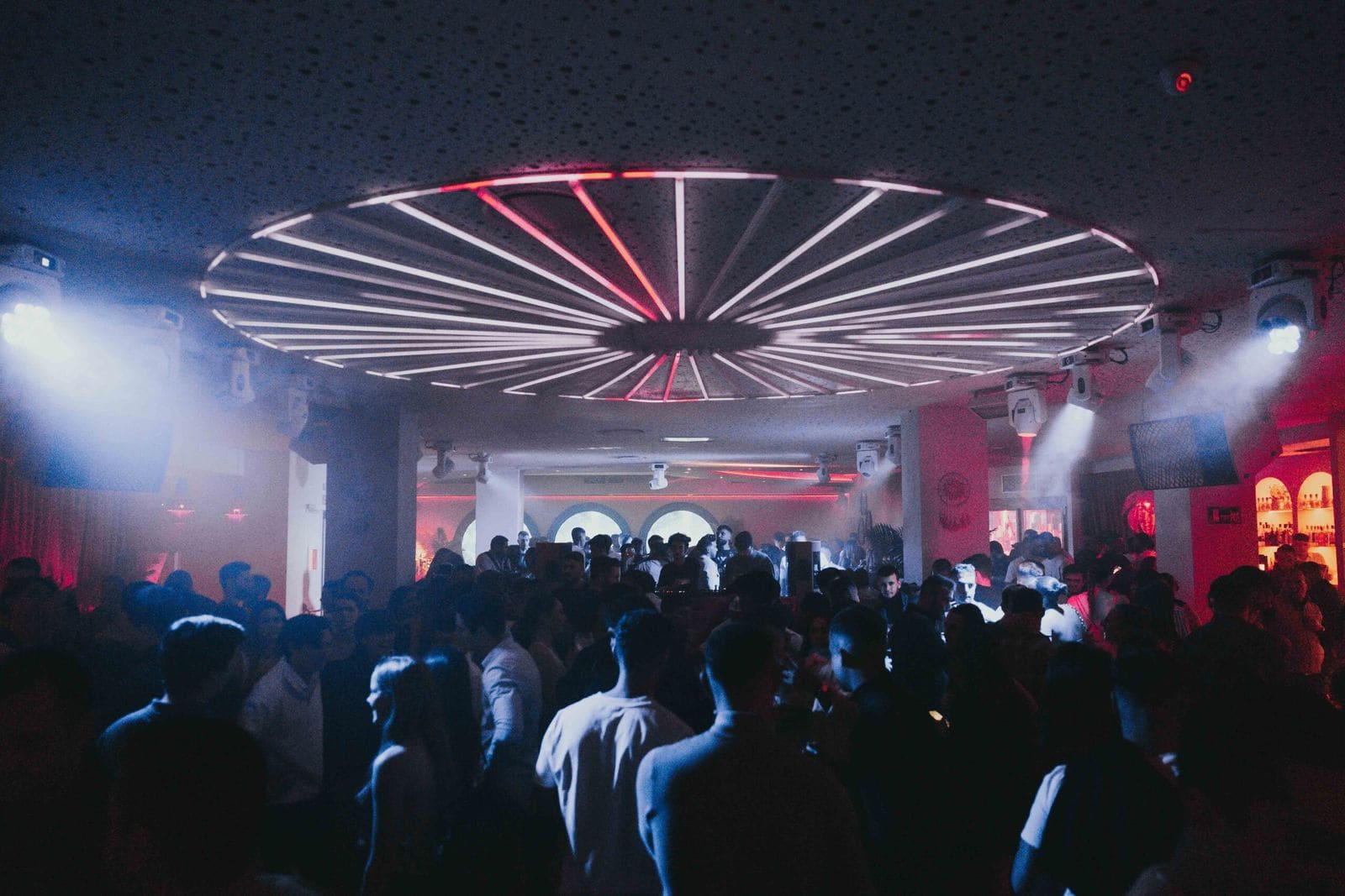 Cuánto cuesta entrar en una discoteca de Valencia: precios y listas (2026)